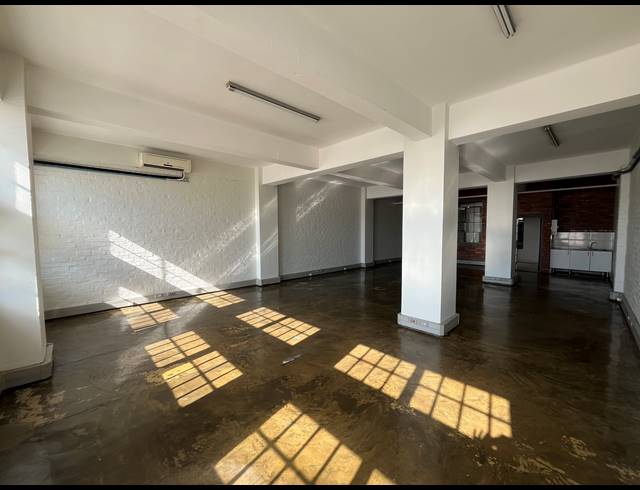 105M² BUSINESS TO LET IN WOODSTOCK